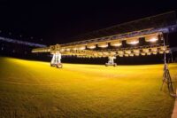 Mobiles Beleuchtungsgestell erhellt nachts einen Stadionrasen