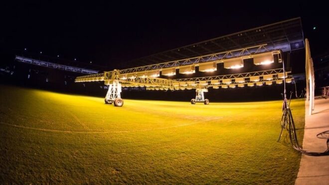 Mobiles Beleuchtungsgestell erhellt nachts einen Stadionrasen
