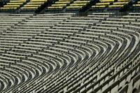 Leere, steil ansteigende Stadiontribünen mit geschwungenen Sitzreihen