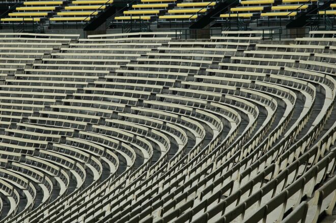 Leere, steil ansteigende Stadiontribünen mit geschwungenen Sitzreihen
