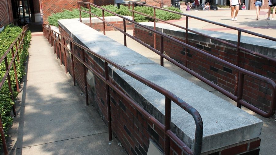 Stufenlose Rampe mit Handläufen an einem Backsteingebäude